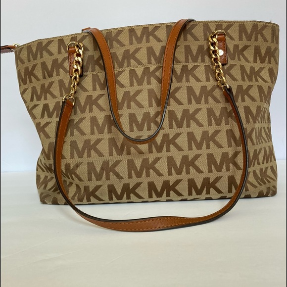 Michael Kors Handbags - 🎉HP🎉 Michael Kors zip monogram Tote bag